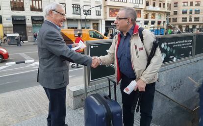 Joan Ribó, alcalde de Valencia, reparte propaganda electoral.