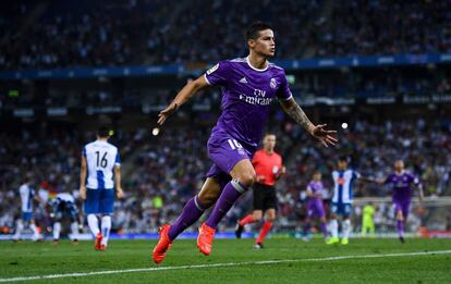 James celebra el gol.