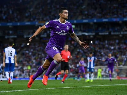 James celebra el gol.