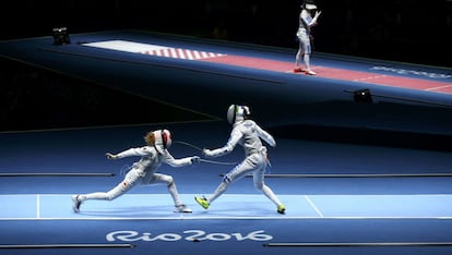 A canadense Eleanor Harvey compete com a italiana Arianna Errigo na esgrima.