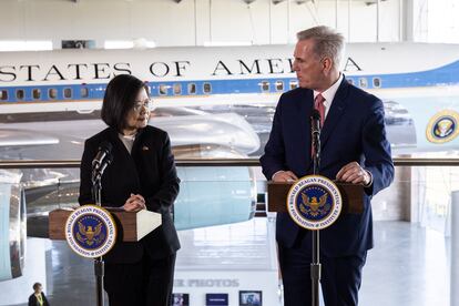 La presidenta de Taiwán, Tsai Ing-wen, y el presidente de la Cámara de Representantes de EE UU, Kevin McCarthy, en Simi Valley (California, EE UU), el 5 de abril.