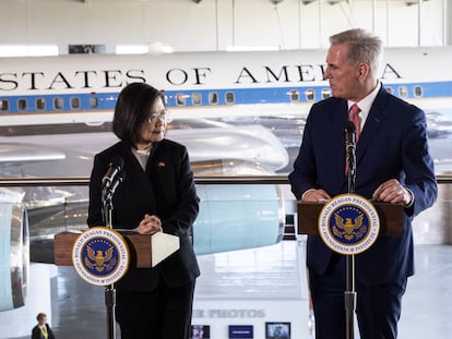 La presidenta de Taián, Tsai Ing-wen, y el líder de la Cámara de Representantes, Kevin McCarthy, tras su reunión en Simi Valley (California, EE UU)