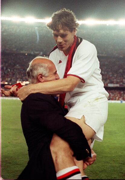 Arrigo Sacchi, treinador do Milan, é abraçado pelo jogador Marco Van Basten, depois do triunfo do Milan contra o Steaua Bucareste na final de 1989, no Camp Nou.