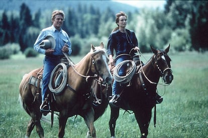 Robert Redford y Kristin Scott Thomas Redford, en un fotograma de 'El hombre que susurraba a los caballos'.