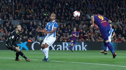 Luis Suarez marca el primer gol del partido.