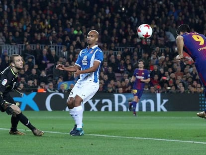 Luis Suarez marca el primer gol del partido.