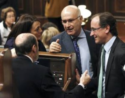 El secretario general del PSOE, Alfredo Pérez Rubalcaba (de espaldas), y los portavoces del PP y del PSOE en el Congreso, Alfonso Alonso (d), y Soraya Rodríguez (i), respectivamente, conversan con el portavoz de CiU, Josep Antoni Duran i Lleida (c).