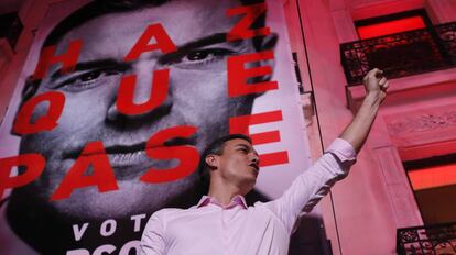 Pedro Sánchez celebra los resultados de las elecciones en la sede del PSOE en Madrid.