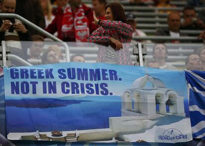 Una pancarta promociona el turismo en Grecia : "El verano griego no está en crisis".