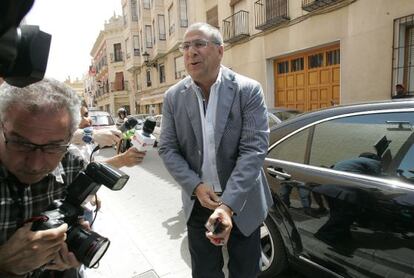 Enrique Ortiz, a su llegada a los juzgados de Orihuela para declarar por la 'Operación Brugal'.