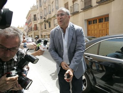 Enrique Ortiz, a su llegada a los juzgados de Orihuela para declarar por la 'Operación Brugal'.