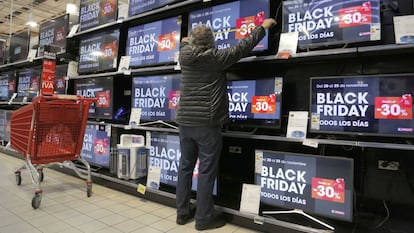 Un cliente en un centro comercial en San Sebastián en el Black Friday.