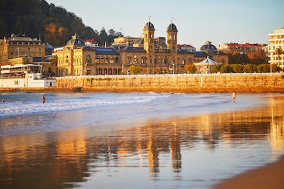 La Concha (San Sebastián, Gipuzkoa). Además de estar entre las 20 mejores playas del mundo, la playa donostiarra ocupa la cuarta posición entre las mejores de Europa. Llena de historia y situada en el centro urbano de San Sebastián, se trata de un arenal de aguas poco profundas desde donde se pueden disfrutar de unas hermosas vistas de la ciudad y la bahía. 