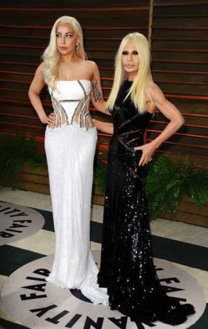 Lady Gaga, con Donatella Versace,