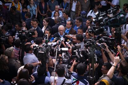 El presidente de Guatemala Alejandro Maldonado, realiza declaraciones a la prensa tras depositar su voto en una escuela en el centro de Ciudad de Guatemala.