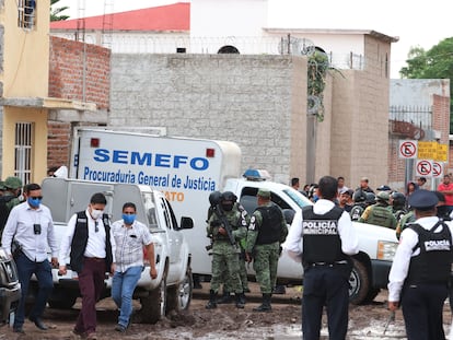 Personal forense y miembros de la Guardia Nacional, este miércoles en el municipio de Irapuato.