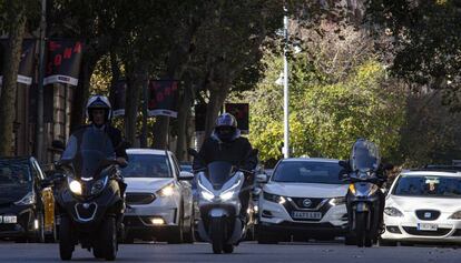 Diferents vehicles al centre de Barcelona, aquest dilluns.