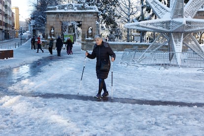 Una mujer camina con la ayuda de unos bastones, este sábado por el centro de Soria. 