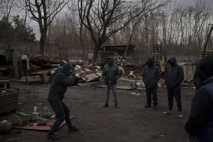 Roman, un exsoldado ucranio herido en combate, instruye a un grupo de civiles sobre cómo manejar armas y moverse durante un conflicto, a las afueras de Lviv. La ciudad fronteriza con Polonia, conexión ucrania con Europa, asume que puede ser el principal bastión contra Rusia. Pocos en esta ciudad quieren expresarlo en voz alta, pero la idea está presente entre la población: si el asedio ruso hiciera imposible dirigir el país desde Kiev, o si la capital cayese en manos del enemigo, su ciudad tendría que asumir la capitalidad de la Ucrania libre.