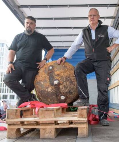 Los artificieres Dieter Schwetzler y Rene Bennert tras desactivar la bomba.