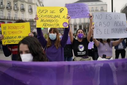 Varias jóvenes sujetan carteles durante la concentración feminista de la Puerta del Sol, este lunes en Madrid.