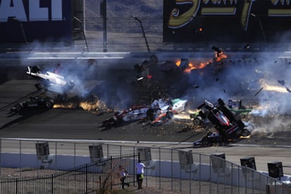 Imagen del choque en cadena de 15 vehículos en el que ha fallecido Dan Wheldon.