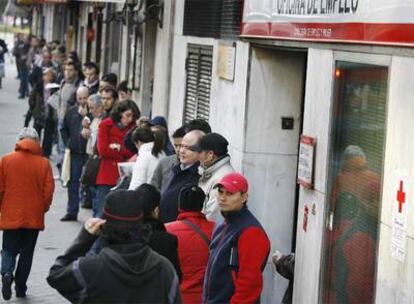 Colas de parados en una oficina de empleo de Madrid.