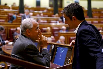 Alfonso Guerra y Eduardo Madina conversan antes del comienzo de la sesión.