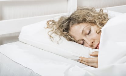 Elegir una almohada que mantenga el cuerpo y la cabeza en una posición natural es fundamental para asegurar un buen descanso.