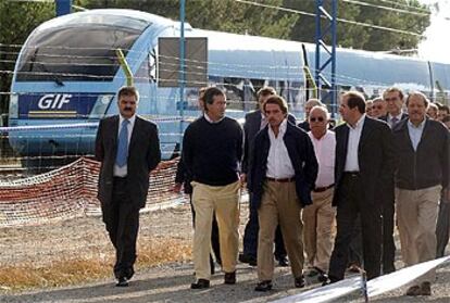 Aznar, acompañado del ministro Álvarez Cascos, durante la visita a las obras de Olmedo.