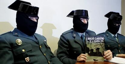 Rueda de prensa de los guardias civiles encapuchados en noviembre de 2010.