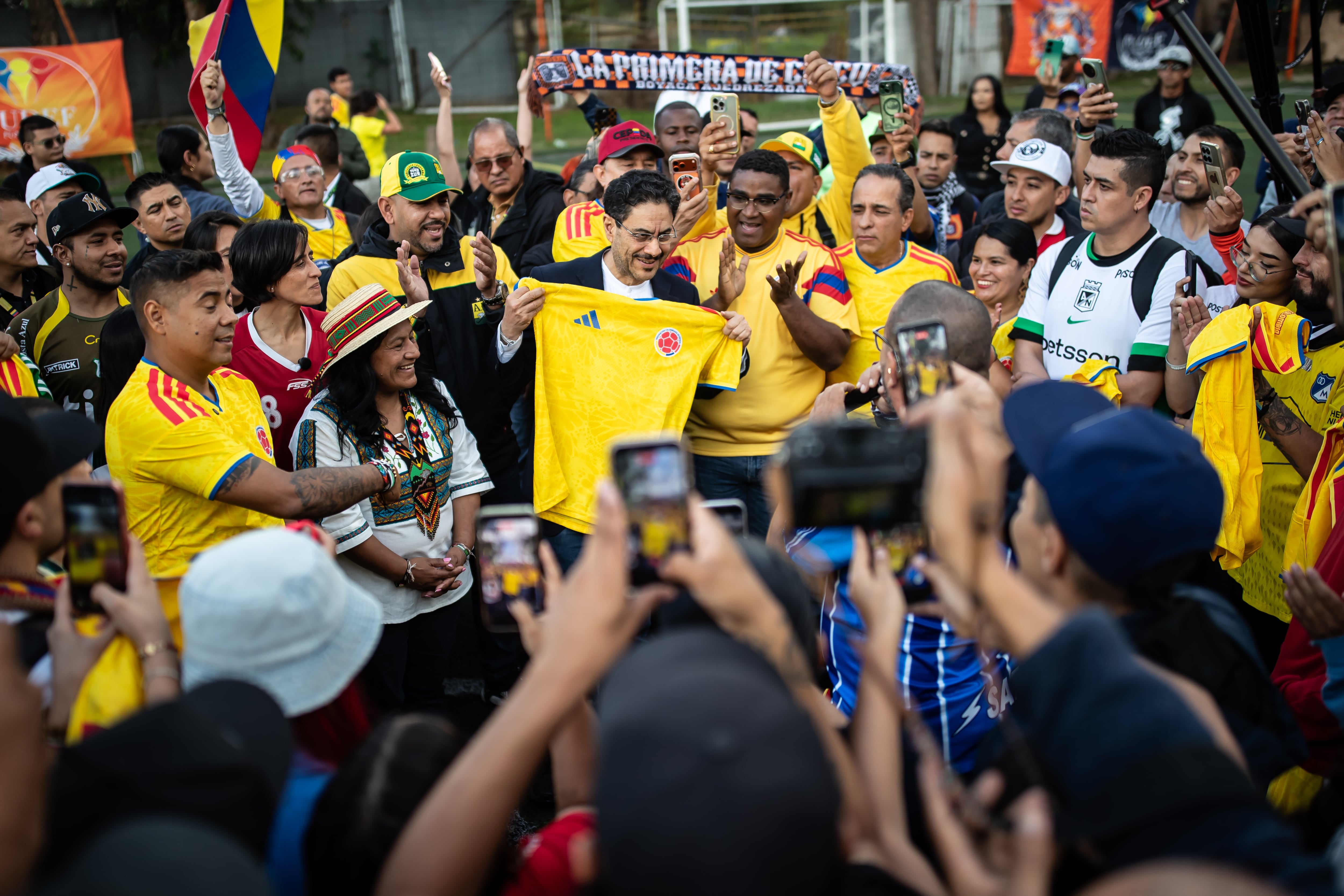 Iván Cepeda y Aida Quilcué durante un encuentro con jóvenes y barras de fútbol en Bogotá, el 4 de junio.