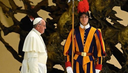 El papa Francisco, ante uno de los miembros de su Guardia Suiza.