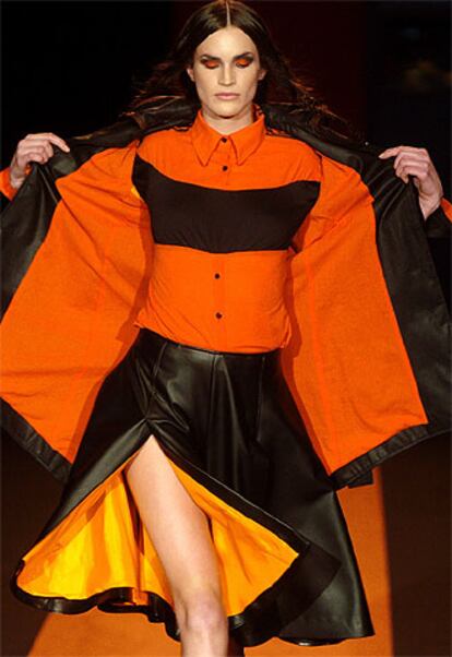 Negro y gama de naranjas en esta falda de cuero negro forrada en raso amarillo y chaqueta con forro en mismo tejido y color que la camisa, diseño de la colección de Antonio Alvarado, que se atreve con estos colores hasta para los párpados.
