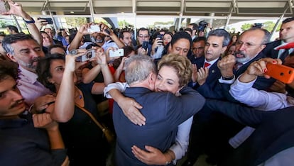 Lula abraça Dilma no Palácio do Planalto, após a presidenta ser afastada oficialmente do cargo, nesta quinta-feira, 12 de maio. 