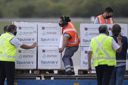 Trabajadores del aeropuerto descargan contenedores con dosis de vacuna Sputnik V contra la covid-19 en el Aeropuerto Internacional de Ezeiza en Buenos Aires, el 12 de febrero de este año.