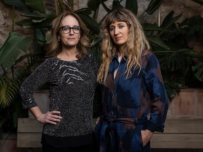 Lucy Victoria Davis y Laia Beltran (a la derecha), autoras del libro 'Sketching Fashion', durante la entrevista en Barcelona.