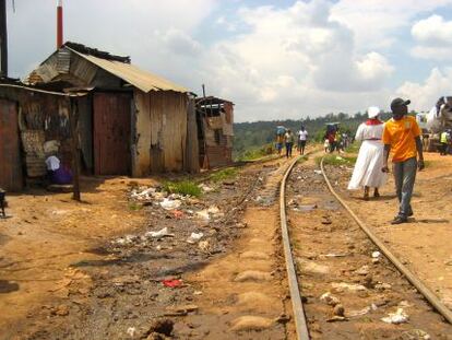 La línea de tren Kenia-Uganda es un parada ineludible de las visitas turísticas a Kibera.