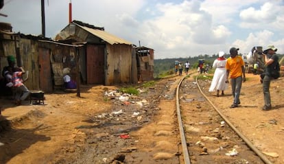 La línea de tren Kenia-Uganda es un parada ineludible de las visitas turísticas a Kibera.