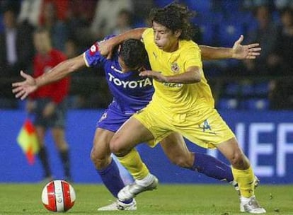 Matias Fernandez lucha con Michele Pazienza por un balón