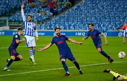 Hermoso (izquierda) celebra el 0-1 ante Felipe y Savic.