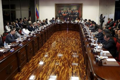 El nuevo Tribunal Supremo venezolano, nombrado por la Asamblea saliente, durante su primera reuni&oacute;n en Caracas.