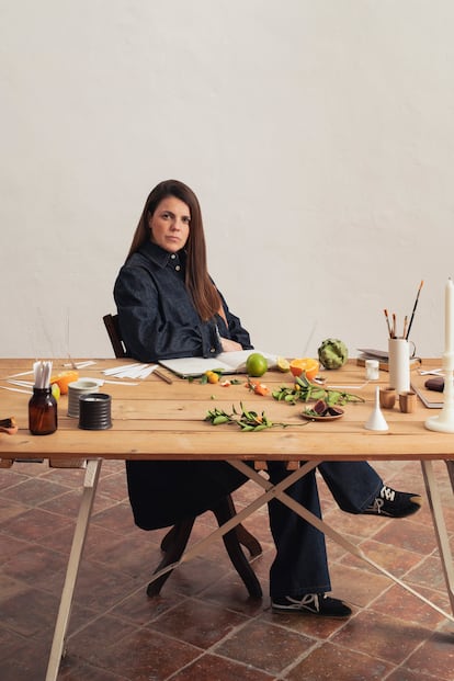 La perfumista de Loewe Nuria Cruelles, en su mesa de trabajo.