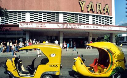 Coco taxis delante del cine Yara, en Vedado (La Habana).