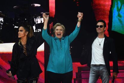 Hillary Clinton junto a los cantantes Jennifer López y Marc Anthony, en el Anfiteatro de Bayfront Park en Miami, el 29 de octubre.