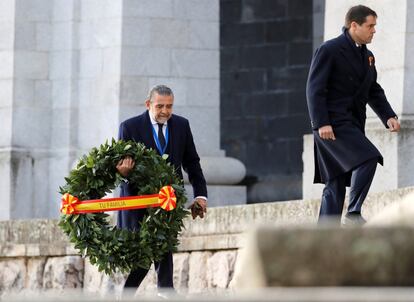 Franco’s great-grandson, Luis Alfonso de Borbón Martínez-Bordiú (r) and the dictator’s grandson, Jaime Martínez Bordiú, arrive at the Basilica of the Valley of the Fallen.