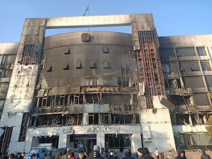 Un edificio oficial asaltado durante las protestas en Kazajistán este viernes.