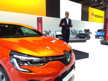 Gaspar Gascón, director de Ingeniería de Renault, junto al nuevo Renault Clio en el Salón de Automóvil de Barcelona