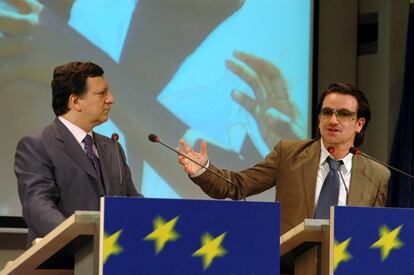El líder de U2 con el presidente de la Comisión Europea, Durao Barroso, durante una conferencia de prensa tras la entrevista que mantuvieron en la que Bono pidió a Durao el impulso de una campaña en la Unión Europea para fomentar la lucha contra la pobreza y la ayuda al desarrollo en junio de 2005.