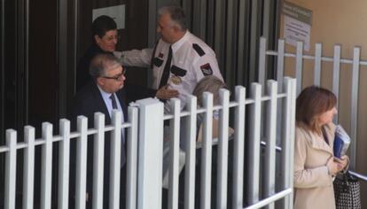 La inspectora Bardina, a la izquierda, ayer en los juzgados de Valls.